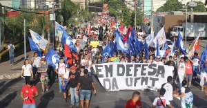 População toma as ruas de Cuiabá dizendo não às políticas de Bolsonaro