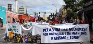 Pela vida das mulheres, as ruas se enchem novamente em Cuiabá, no Brasil e no mundo