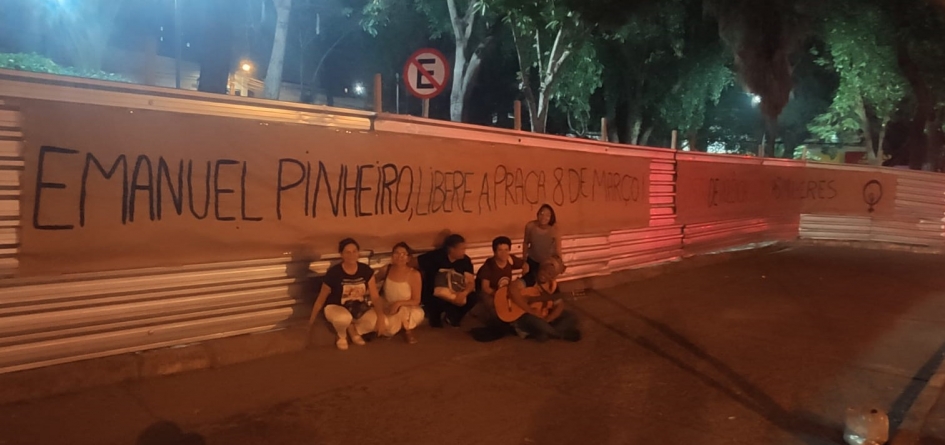 Mulheres de Cuiabá reivindicam reabertura de praça com novo nome: Oito de Março; fechamento prejudica comerciantes