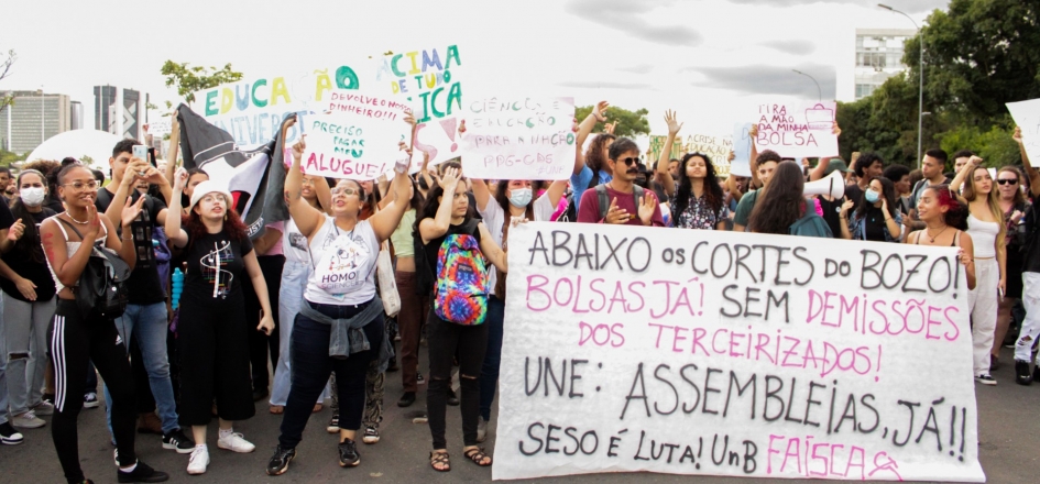 Entidades e comunidade acadêmica protestam contra bloqueio de verbas na Educação em Brasília e diversos estados