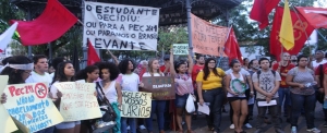 Ato contra a PEC 241 reúne centenas de pessoas no centro de Cuiabá