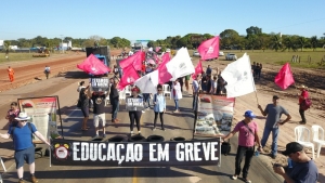 Trabalhadores da Educação em Mato Grosso intensificam greve com interdição da BR 364
