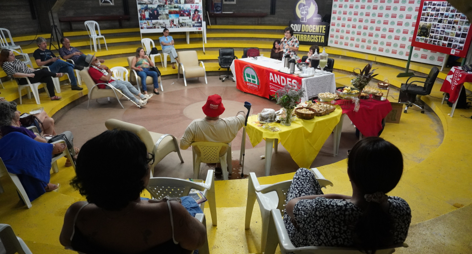 Adufmat-Ssind homenageia professores com caf&eacute; da manh&atilde; e debate amea&ccedil;as aos direitos sociais e &agrave; educa&ccedil;&atilde;o p&uacute;blica