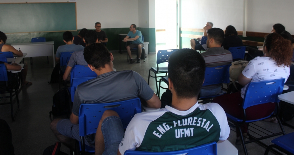 Adufmat-Ssind conversa com estudantes de Engenharia Florestal sobre o papel do sindicato