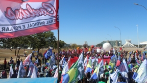 Enquanto deputados votam Reforma da Previdência, o povo resiste nas ruas contra o desmonte dos direitos previdenciários