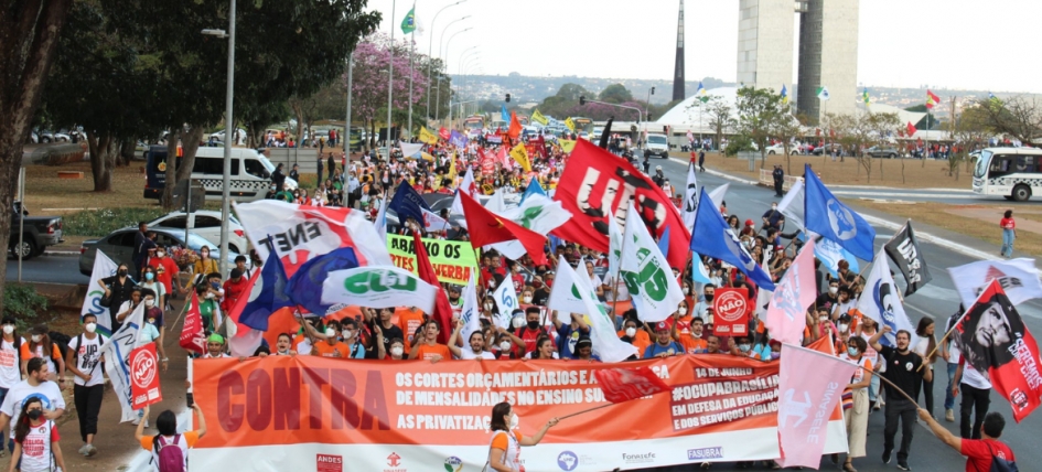 Servidores começam semana de luta contra cortes na Educação, por reajuste e CPI do MEC