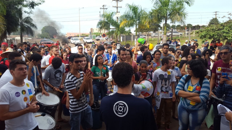 Estudantes fecham campi da UFMT em Sinop e no Araguaia em defesa da política de alimentação universal no Restaurante Universitário