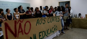 Estudantes da UFMT seguem mobilizados pela manutenção do Restaurante Universitário a R$ 1 e realizam intervenção em encontro de pró-reitores