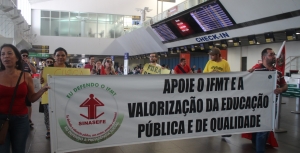 Trabalhadores e estudantes recebem ministro da Educação com protesto em Mato Grosso