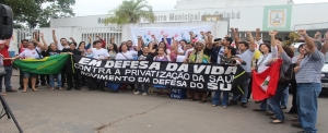 Em defesa do SUS, manifestantes abraçam o Pronto Socorro Municipal de Cuiabá