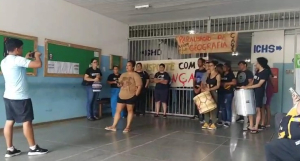 Estudantes de Geografia param aulas em protesto à explosão de pneu em transporte da UFMT e declarações da Reitoria