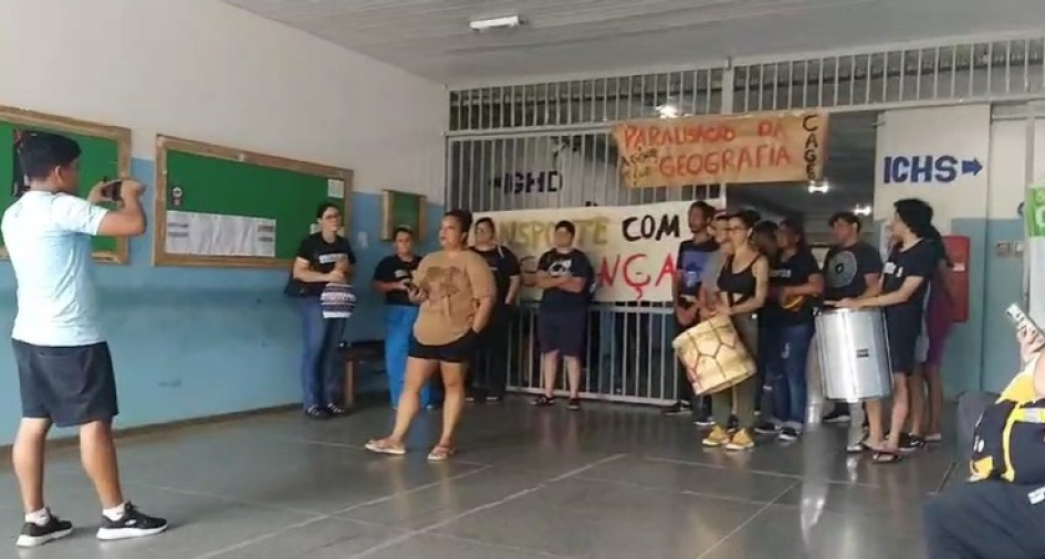 Estudantes de Geografia param aulas em protesto à explosão de pneu em transporte da UFMT e declarações da Reitoria