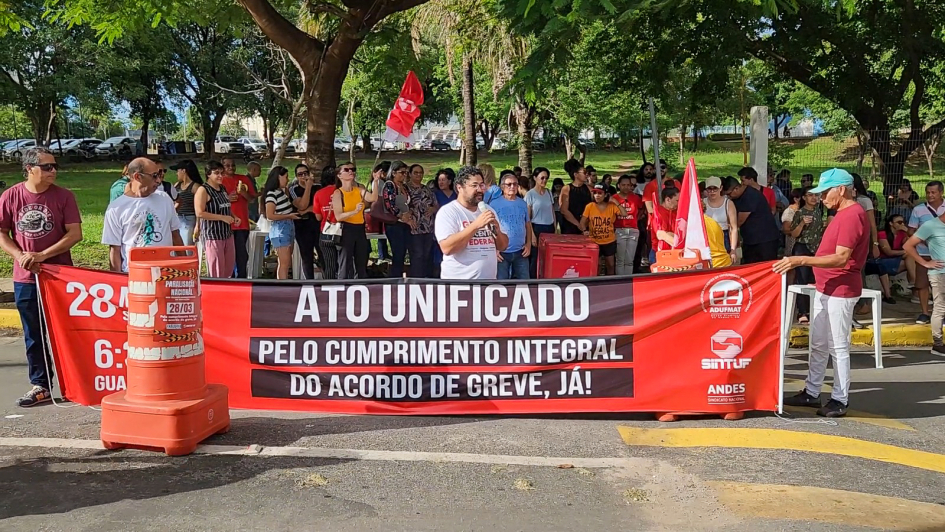 Servidores da UFMT realizam ato pelo cumprimento do acordo de greve de  2024