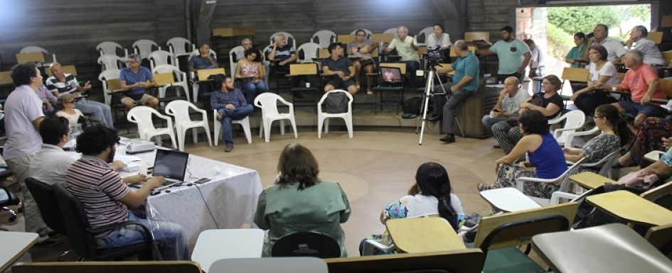 Não é o momento de decidir sobre sede social, avaliam docentes