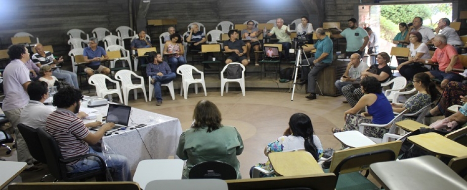 Não é o momento de decidir sobre sede social, avaliam docentes