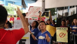 Estudantes ocupam Nilo Póvoas para impedir fechamento da escola