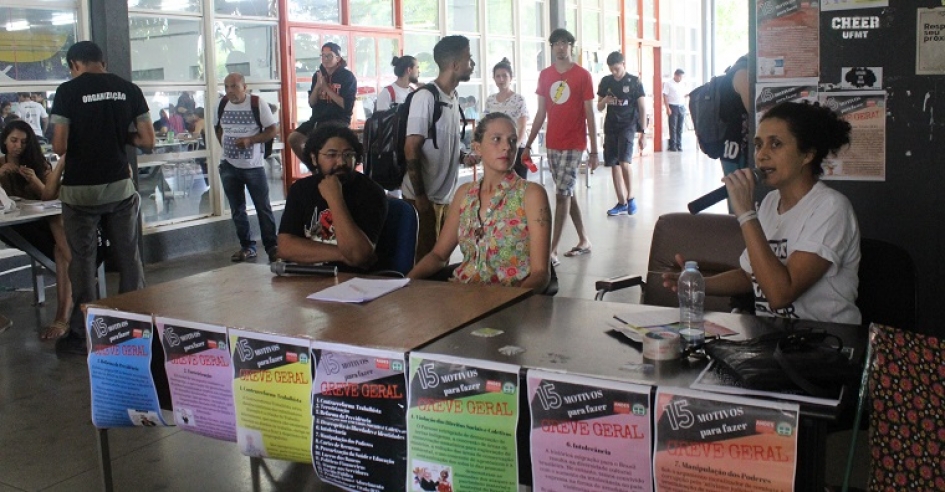 Docentes da UFMT dialogam com estudantes sobre os motivos da Greve Geral