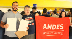 Adufmat-Ssind entrega carta ao ministro da Educa&ccedil;&atilde;o com reivindica&ccedil;&otilde;es da categoria docente