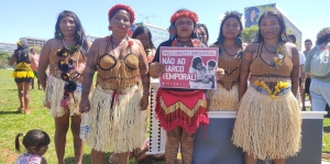 Mulheres indígenas marcham em Brasília pela demarcação das terras, contra o garimpo ilegal e por representatividade