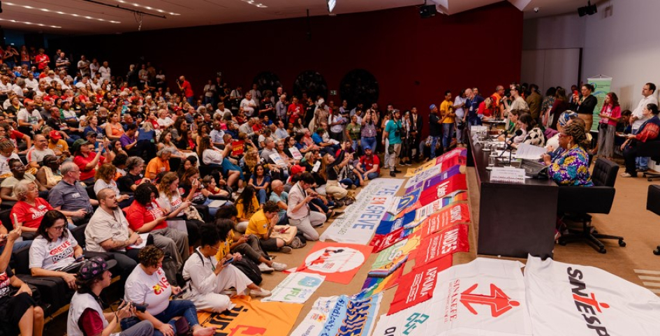 Servidoras e servidores lotam audiência na Câmara em defesa da educação pública