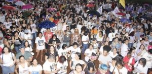Mulheres, homens e crianças nas ruas de Cuiabá contra o fascismo