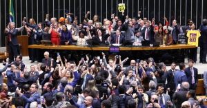 C&acirc;mara dos Deputados aprova PEC que acaba com escala 6x1