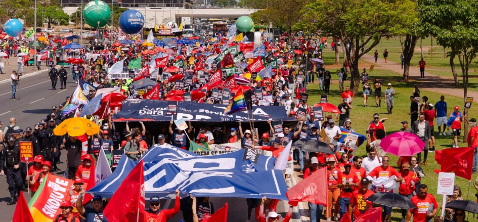 Milhares de servidoras e servidores p&uacute;blicos marcham contra a reforma Administrativa