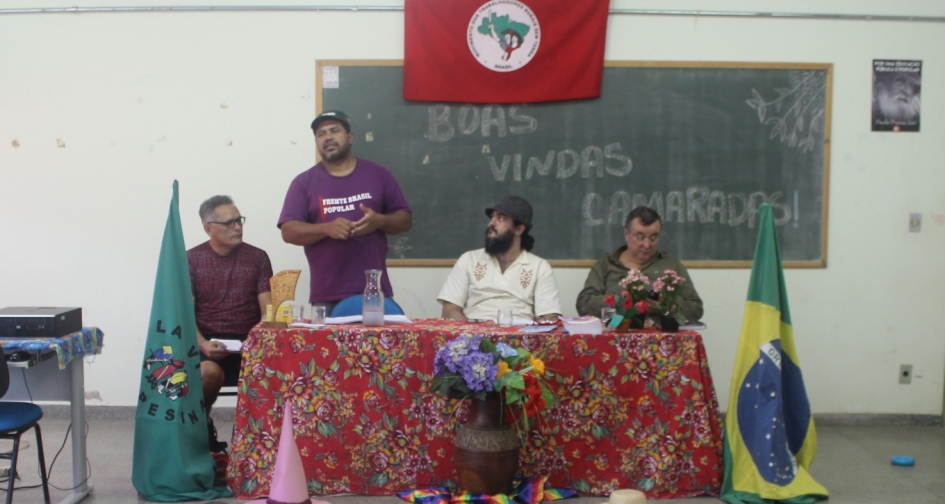 Adufmat-Ssind debate conjuntura com trabalhadores rurais sem terra